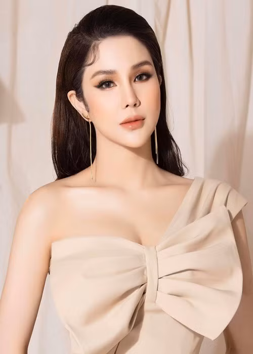 Diệp Lâm Anh cho biết, cô đã đến gặp người thứ ba. Nữ người mẫu tiết lộ phản ứng của “tiểu tam”: “Cô ấy nói chồng tôi khẳng định đã ly thân, đang làm thủ tục ly hôn, không còn gì với tôi nên hai người họ tự thấy không sai trái khi đến với nhau”. Ảnh: FB Diệp Lâm Anh