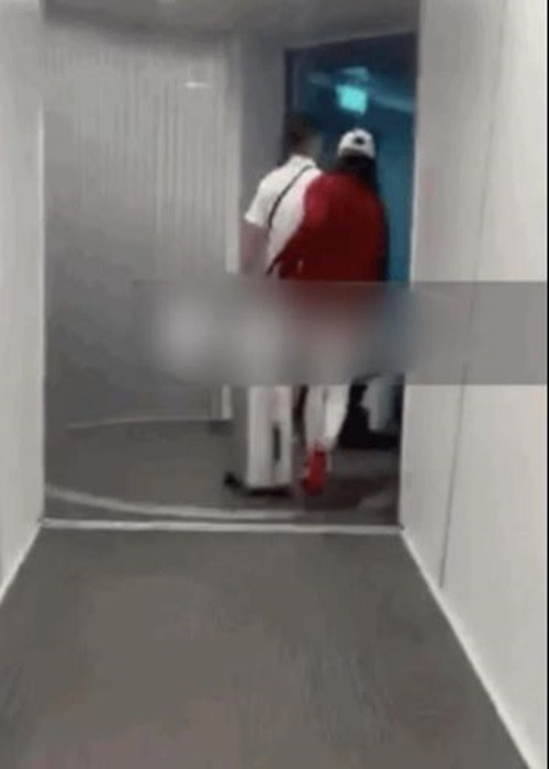 Clip Đức Phạm bước ra từ nhà của người thứ ba hay những bức ảnh đi du lịch giữa hai người này bị rò rỉ khiến Diệp Lâm Anh tổn thương. Diệp Lâm Anh quyết định dọn ra khỏi nhà chồng. Ảnh: Khoevadep