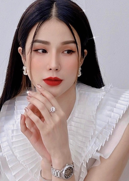 Đa số cư dân mạng đứng về phía Diệp Lâm Anh, mong rằng cô sẽ nhanh chóng vượt qua biến cố hôn nhân và cùng hai con nhỏ sớm ổn định cuộc sống. Ảnh: FB Diệp Lâm Anh