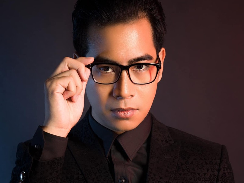 Thanh Bình còn tố T hack tài khoản Facebook đọc trộm và phát tán nội dung tin nhắn cá nhân của anh và bạn anh. “Điều đó hoàn toàn sai pháp luật. Thanh Bình đang liên lạc với cơ quan chức năng để làm rõ chuyện này”.