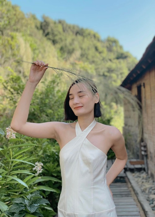 “Hôm qua giờ nhiều người body shaming mình vì mình ngực lép ghê, mình nói nè mình muốn to mình bỏ có 200 triệu ra là to nhưng chồng mình gu lạ nên bớt vô Facebook của mình vô duyên lại. Cuối năm rồi mình không muốn đôi co qua lại nha. Cuối năm rồi vui vẻ không quạu nha”, Lê Thúy đáp trả.