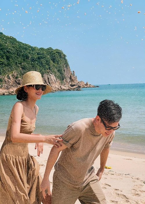 "Em à, đã là con người ấy, nên biết lúc nào nên mở miệng nói và lúc nào không nên em nhé. Anh không muốn những người yêu quý vợ chồng anh lại mang khẩu nghiệp vì em”, Đỗ An đáp trả antifan.