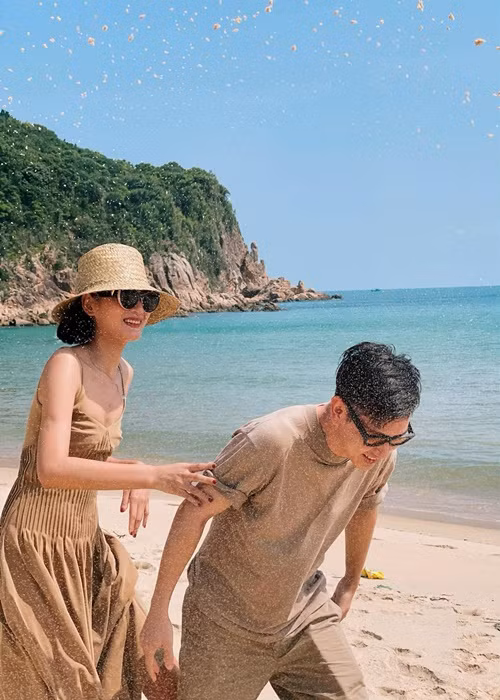 "Em à, đã là con người ấy, nên biết lúc nào nên mở miệng nói và lúc nào không nên em nhé. Anh không muốn những người yêu quý vợ chồng anh lại mang khẩu nghiệp vì em”, Đỗ An đáp trả antifan.