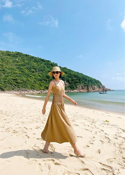 Ông xã của Lê Thúy cho hay: “Cho dù anh có nghĩ tôi đẹp gái và vợ tôi đẹp trai đi nữa thì cũng đừng cố gắng nói lớn điều đó khi đi ngang chúng tôi, để phải đứng nán lại chờ xem chúng tôi có phản ứng gì không. Và nhất là đừng để cho bạn gái của anh phải đứng đấy nhìn chúng tôi, hổ thẹn”.