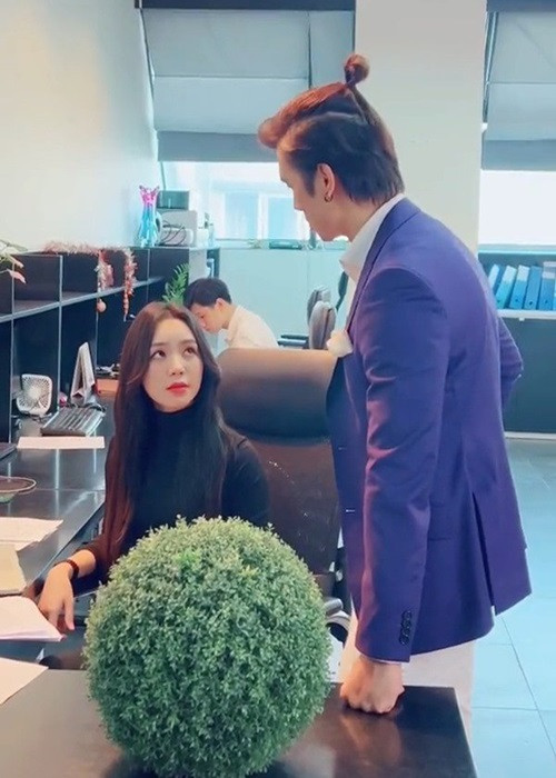 Quỳnh Kool cũng tham gia phim “Anh có phải đàn ông không”. Qua ảnh hậu trường, cô diễn chung với Nhan Phúc Vinh. Ảnh: Phụ nữ Việt Nam