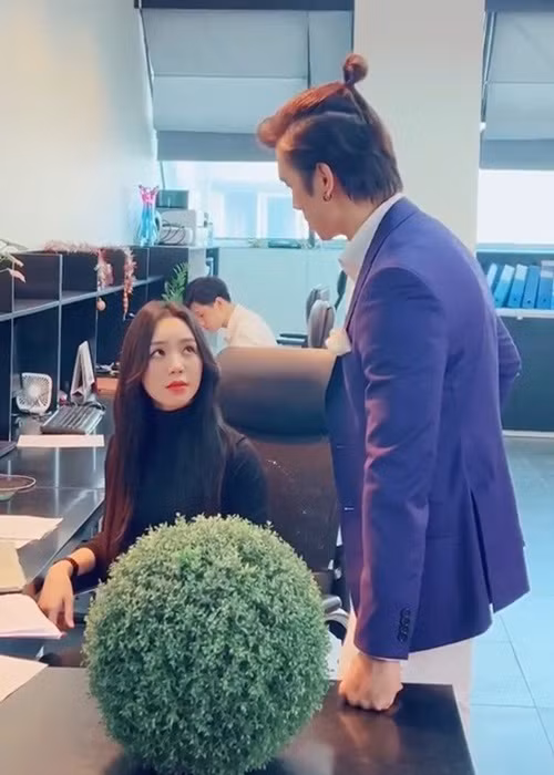 Quỳnh Kool cũng tham gia phim “Anh có phải đàn ông không”. Qua ảnh hậu trường, cô diễn chung với Nhan Phúc Vinh. Ảnh: Phụ nữ Việt Nam