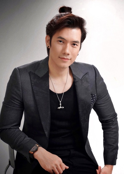 Trong “Anh có phải đàn ông không”, Nhan Phúc Vinh vào vai chàng trai nhiều tiền lắm người yêu. Anh chia sẻ về vai diễn mới: "Đây là một anh chàng đào hoa, lăng nhăng và không muốn tiến tới hôn nhân. Mẫu đàn ông này có rất nhiều trên phim ảnh, nhưng điều quan trọng nhất là khi khán giả xem phim sẽ tin tôi là một người lăng nhăng và yêu đương không nghiêm túc". Ảnh: FB Nhan Phúc Vinh