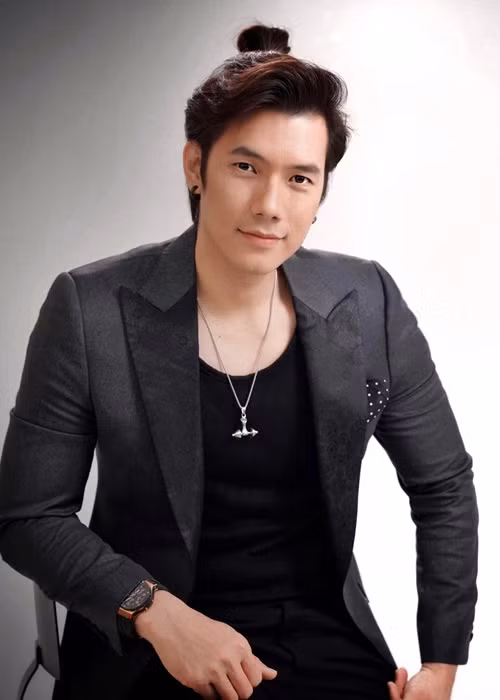 Trong “Anh có phải đàn ông không”, Nhan Phúc Vinh vào vai chàng trai nhiều tiền lắm người yêu. Anh chia sẻ về vai diễn mới: "Đây là một anh chàng đào hoa, lăng nhăng và không muốn tiến tới hôn nhân. Mẫu đàn ông này có rất nhiều trên phim ảnh, nhưng điều quan trọng nhất là khi khán giả xem phim sẽ tin tôi là một người lăng nhăng và yêu đương không nghiêm túc". Ảnh: FB Nhan Phúc Vinh