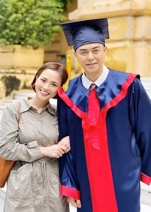 Trong phim nối sóng “Mặt nạ gương”, Tuấn Tú đóng vai ông bố hai con Duy Anh. Trước “Anh có phải đàn ông không”, Tuấn Tú góp mặt trong các phim “11 tháng 5 ngày”, “Về nhà đi con”. Ảnh: FB Tuấn Tú