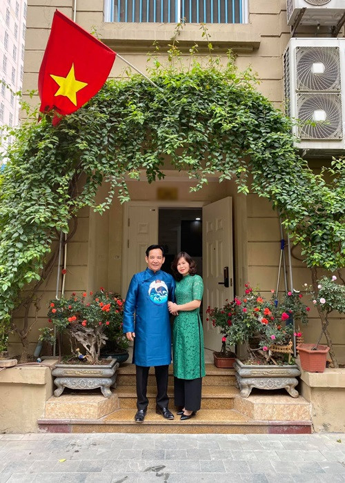 Vợ chồng Quang Tèo tình cảm dịp Tết Nguyên Đán. Ảnh: FBNV