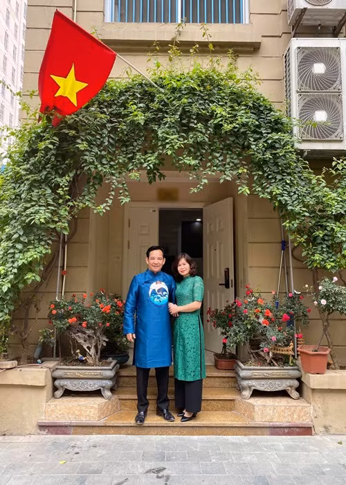 Vợ chồng Quang Tèo tình cảm dịp Tết Nguyên Đán. Ảnh: FBNV