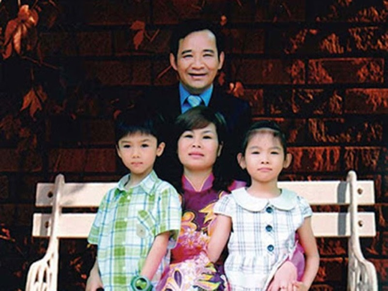 Quang Tèo chia sẻ: "Những người đàn ông khác khi đi chơi tối phải căn giờ về, còn tôi tối nào ở nhà là vợ cứ sốt đùng đùng. Cô ấy lo tôi không đi diễn vì không còn được khán giả thương nữa". Ảnh: Đất Việt