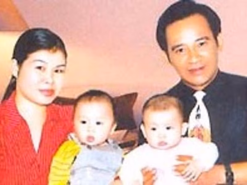 Quang Tèo luôn dành lời có cánh cho bà xã. Anh cho biết, cho dù vợ không phải là người phụ nữ “sắc nước hương trời”, nhưng tính cách thì tuyệt vời. Vợ của Quang Tèo hiền lành, không có thói quen ghen tuông hay soi mói, luôn ủng hộ chồng hoạt động nghệ thuật. Ảnh: VTC