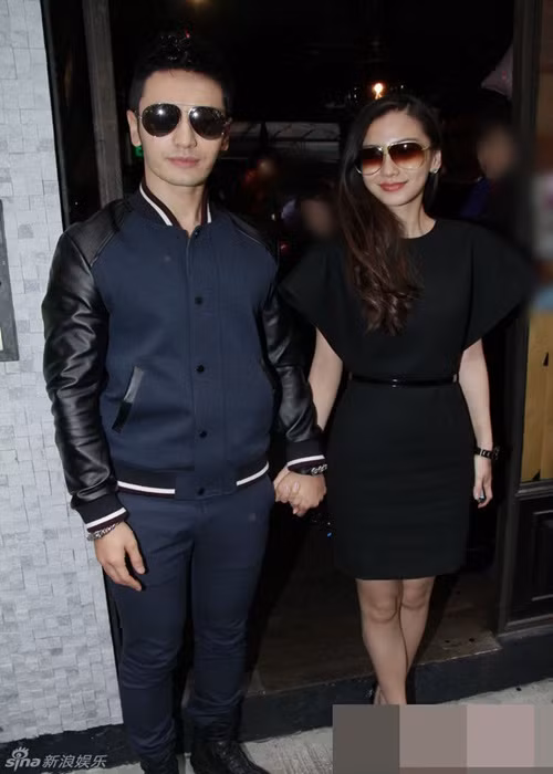 Angelababy ngầm phủ nhận thông tin mâu thuẫn với Huỳnh Hiểu Minh thông qua các bài đăng trên trang cá nhân hay sử dụng tín vật tình yêu khi tham gia sự kiện. Tuy nhiên, nhiều khán giả hoài nghi cặp đôi chỉ cố giấu hôn nhân rạn nứt.