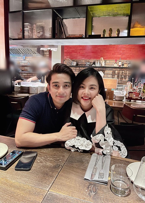 Vợ chồng diễn viên Vân Trang làm đám cưới vào ngày 9/1/2016. Kỷ niệm 6 năm ngày cưới, cặp đôi đi ăn cùng bạn bè.