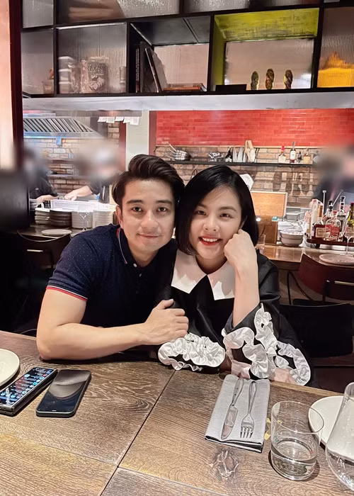 Vợ chồng diễn viên Vân Trang làm đám cưới vào ngày 9/1/2016. Kỷ niệm 6 năm ngày cưới, cặp đôi đi ăn cùng bạn bè.