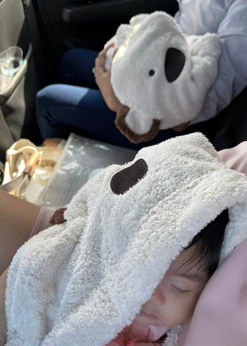 Nữ diễn viên phim "Thiên mệnh anh hùng" khoe cặp song sinh có lông mi cong vút, mái tóc đen dày, mũi cao.