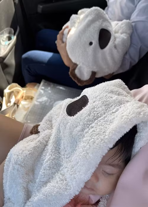 Nữ diễn viên phim "Thiên mệnh anh hùng" khoe cặp song sinh có lông mi cong vút, mái tóc đen dày, mũi cao.