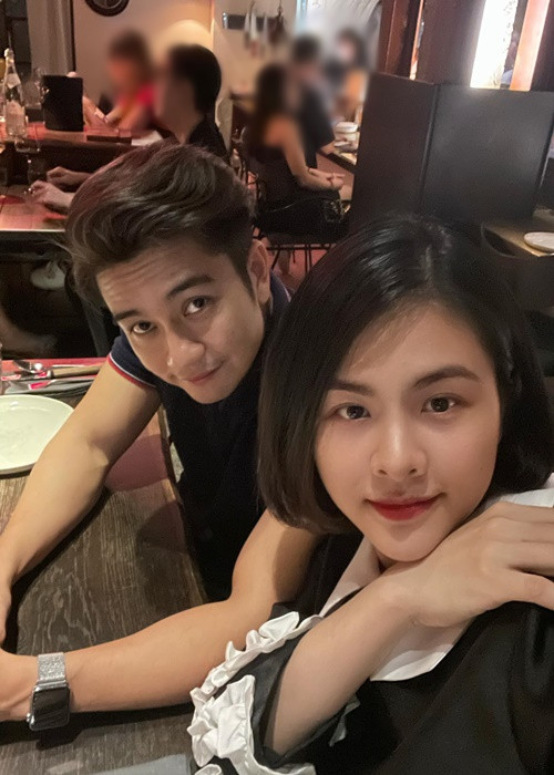 Vân Trang và ông xã Việt kiều Quân Lê khoe ảnh đi ăn uống.