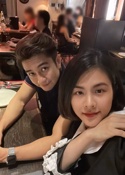 Vân Trang và ông xã Việt kiều Quân Lê khoe ảnh đi ăn uống.