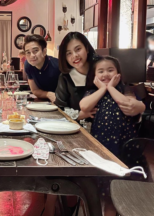 Vợ chồng Vân Trang đưa con gái đầu lòng đi theo.