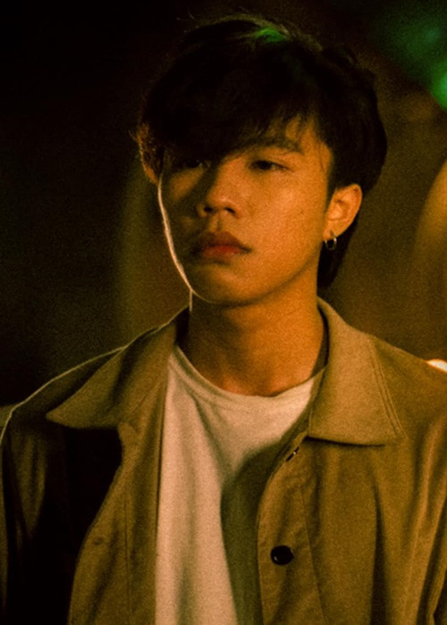 Long Vũ sở hữu vẻ ngoài điển trai, nam tính.