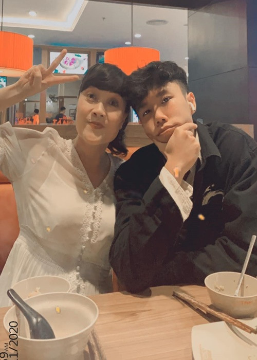 Trong một cuộc phỏng vấn với Vietnamnet, Vân Dung cho biết, con trai không muốn làm cái bóng của mẹ. Thế nên, khi thi vào trường sân khấu điện ảnh hay tham gia bất kỳ một cuộc thi nghệ thuật nào, Long Vũ sẽ không nói mẹ mình là nghệ sĩ Vân Dung.