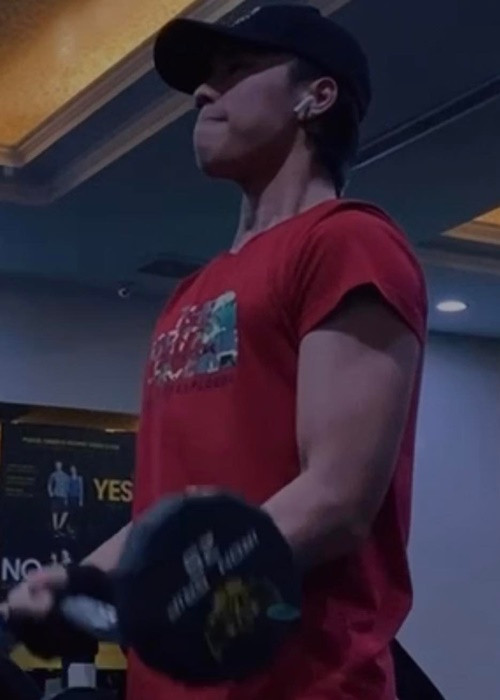 Long Vũ khoe thân hình cơ bắp nhờ chăm tập luyện.