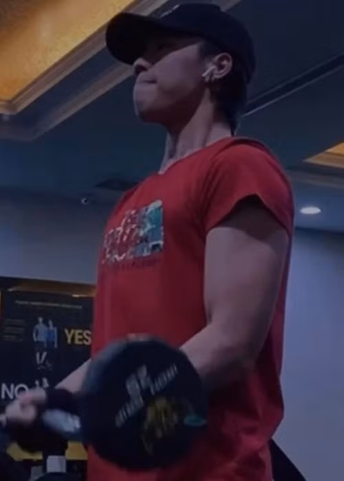 Long Vũ khoe thân hình cơ bắp nhờ chăm tập luyện.