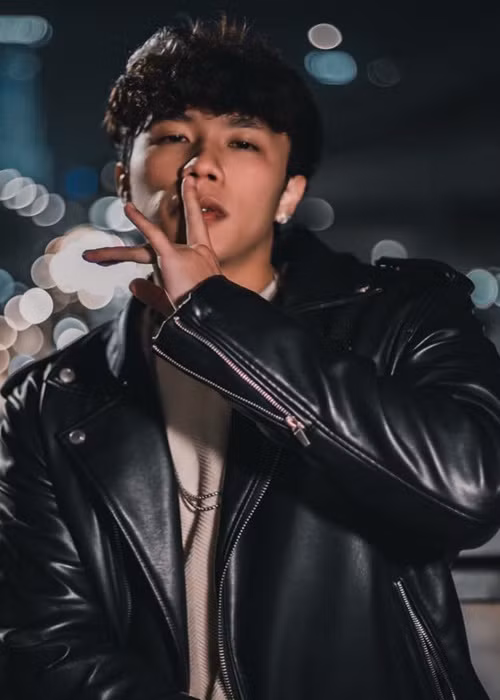 Long Vũ đi trên con đường riêng, không dựa vào người mẹ nổi tiếng.