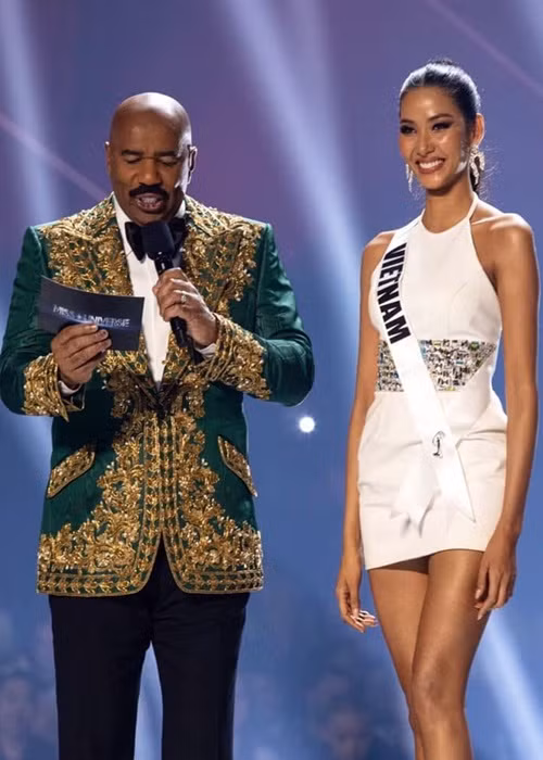 Năm 2017, Hoàng Thùy đoạt giải Á hậu 1 của cuộc thi Hoa hậu Hoàn vũ Việt Nam. Năm 2019, cô lọt top 20 Hoa hậu Hoàn vũ Thế giới. Ảnh: FBNV