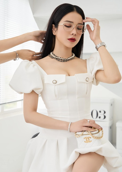 Diệp Lâm Anh cùng hai con đã đến một căn hộ chung cư cao cấp.