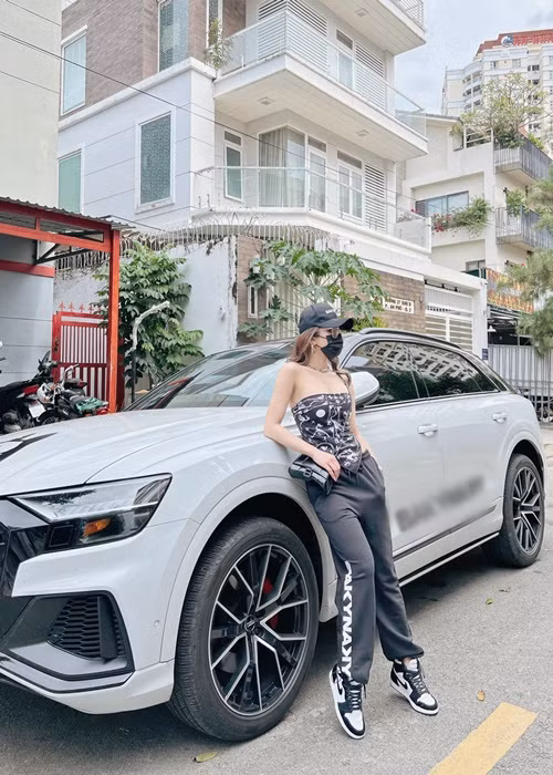 Việc kinh doanh của Diệp Lâm Anh khá phát đạt.