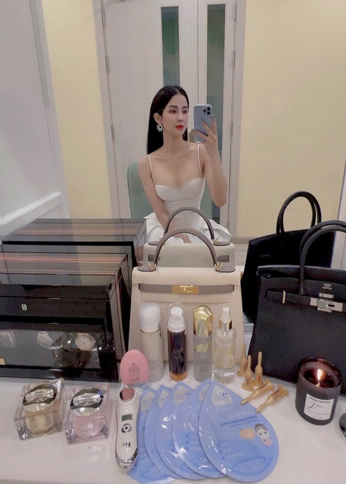 Cô xinh đẹp, gợi cảm. Nhiều người không khỏi ngưỡng mộ vóc dáng của Diệp Lâm Anh sau 2 lần sinh nở.