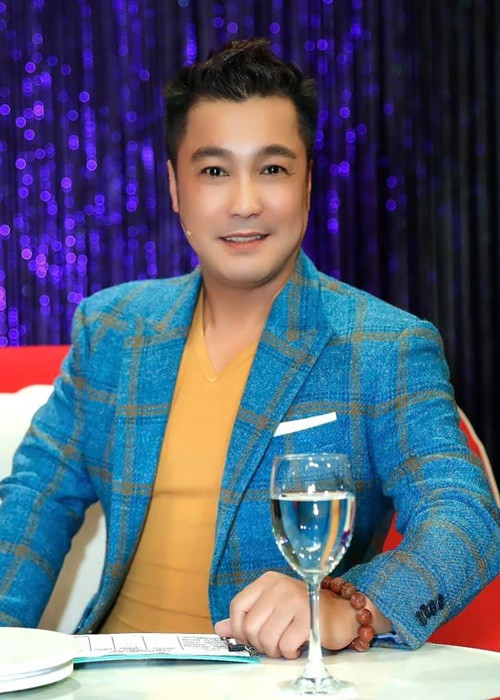 Anh chia sẻ: “Nhiều hãng phim mời tôi đóng, nhưng tôi kén kịch bản. Vai nào biết không hợp với mình, tôi từ chối liền. Với nghề diễn, tôi đã có thâm niên chứ không còn mới mẻ gì. Hiện tại, tôi ưu tiên gameshow và ca hát hơn. Đó là công việc mỗi ngày, nó cho tôi cảm giác hoạt động liên tục và còn sống được với nghề”. Ảnh: FB Lý Hùng