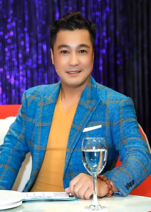 Anh chia sẻ: “Nhiều hãng phim mời tôi đóng, nhưng tôi kén kịch bản. Vai nào biết không hợp với mình, tôi từ chối liền. Với nghề diễn, tôi đã có thâm niên chứ không còn mới mẻ gì. Hiện tại, tôi ưu tiên gameshow và ca hát hơn. Đó là công việc mỗi ngày, nó cho tôi cảm giác hoạt động liên tục và còn sống được với nghề”. Ảnh: FB Lý Hùng