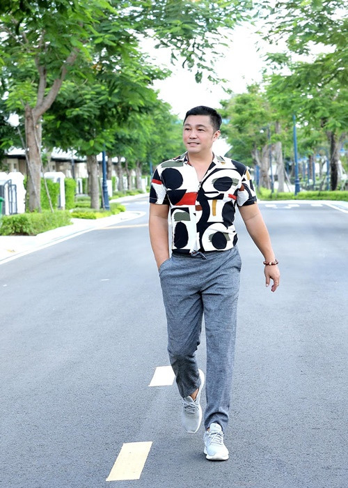 Lý Hùng tâm sự về chuyện tình cảm: "Tôi sẽ không sống độc thân vì ai cũng muốn có một mái ấm riêng nhưng có thể duyên chưa tới. Tôi vẫn luôn muốn có một người để có thể cùng chia sẻ, cùng đồng cảm với mình. Không phải do khó tính nhưng tôi thấy vẫn chưa tìm được một người khiến mình tâm đầu ý hợp". Ảnh: FB Lý Hùng