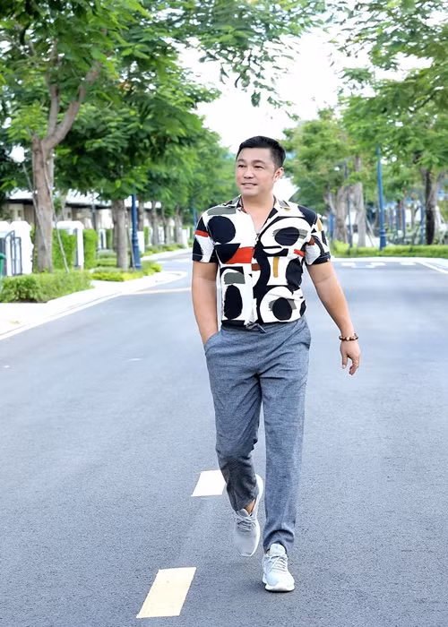 Lý Hùng tâm sự về chuyện tình cảm: "Tôi sẽ không sống độc thân vì ai cũng muốn có một mái ấm riêng nhưng có thể duyên chưa tới. Tôi vẫn luôn muốn có một người để có thể cùng chia sẻ, cùng đồng cảm với mình. Không phải do khó tính nhưng tôi thấy vẫn chưa tìm được một người khiến mình tâm đầu ý hợp". Ảnh: FB Lý Hùng