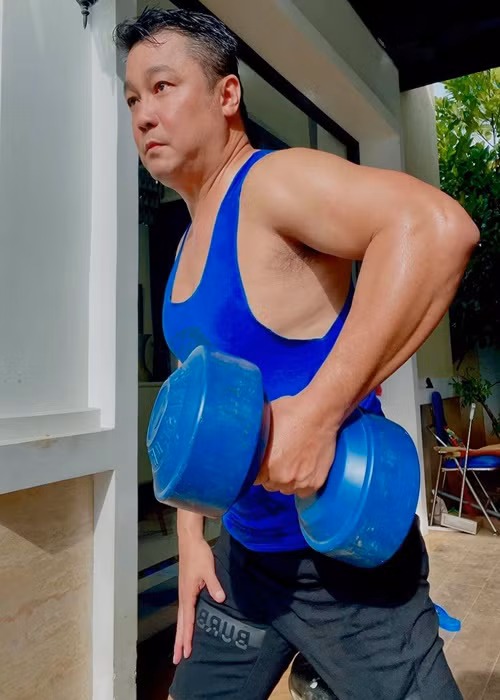 Ở tuổi 53, Lý Hùng sở hữu thân hình vạm vỡ nhờ tích cực tập luyện. Ảnh: FB Lý Hùng