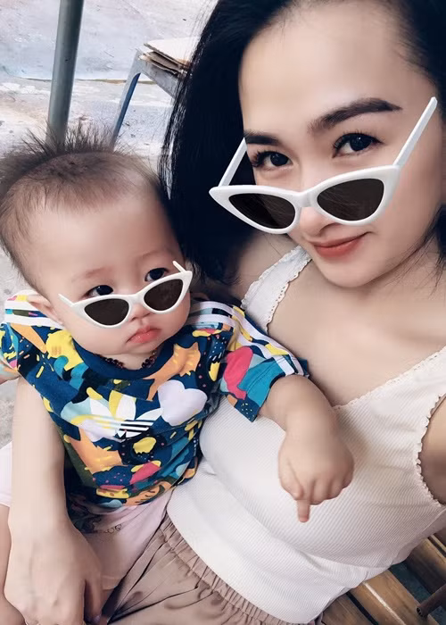 Hà Nhung sinh con gái đầu lòng năm 2019.