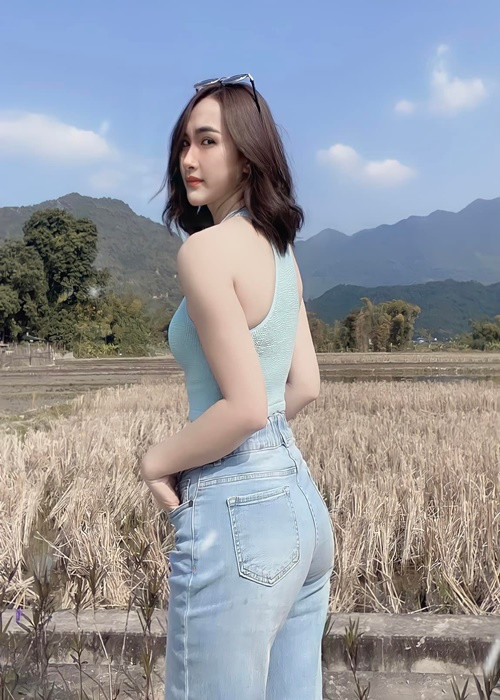 Bà xã của Hà Việt Dũng tên Hà Nhung. Cô sinh năm 1993, là cô gái dân tộc Thái ở Hòa Bình.