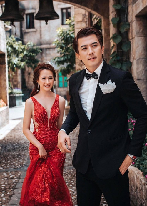 Vợ chồng Hà Việt Dũng được khen đẹp đôi.
