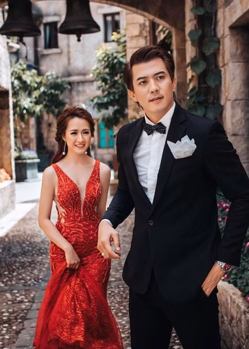 Vợ chồng Hà Việt Dũng được khen đẹp đôi.