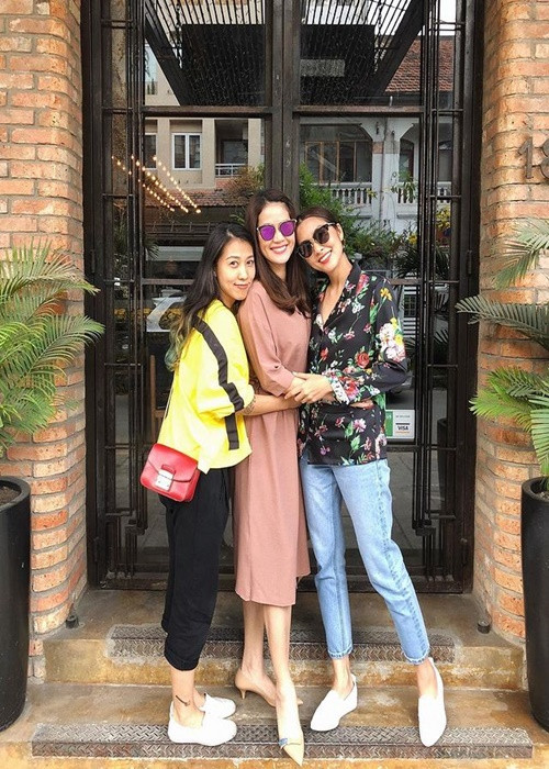 Khi Thân Thúy Hà sinh con thứ hai ở Mỹ, Tăng Thanh Hà sang xứ cờ hoa rồi đón mẹ con đàn chị về lại Việt Nam bởi sợ một mình Thân Thúy Hà lo mọi chuyện sẽ vất vả.