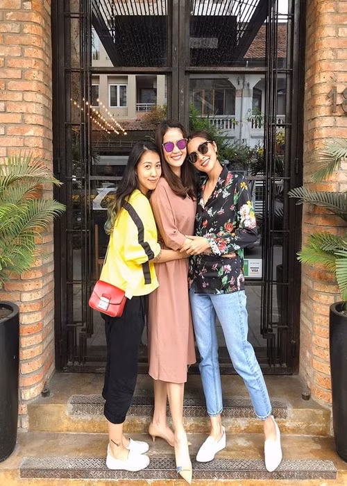 Khi Thân Thúy Hà sinh con thứ hai ở Mỹ, Tăng Thanh Hà sang xứ cờ hoa rồi đón mẹ con đàn chị về lại Việt Nam bởi sợ một mình Thân Thúy Hà lo mọi chuyện sẽ vất vả.