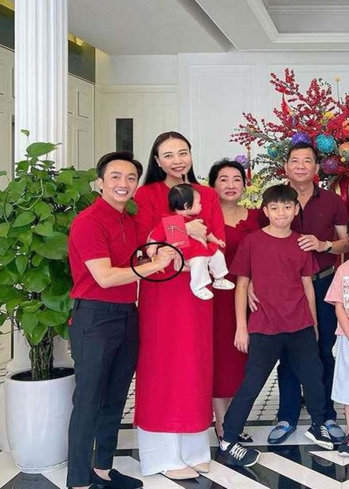 Mẹ chồng của Đàm Thu Trang không ít lần xuất hiện bên con dâu. Ảnh: FBNV