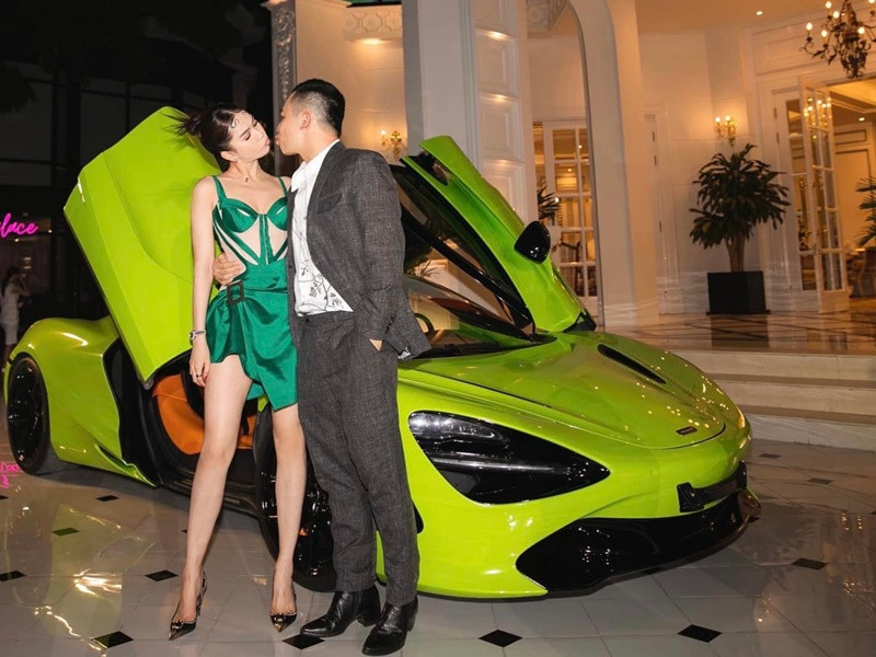 Cả hai nhiều lần tình tứ như đôi tình nhân.