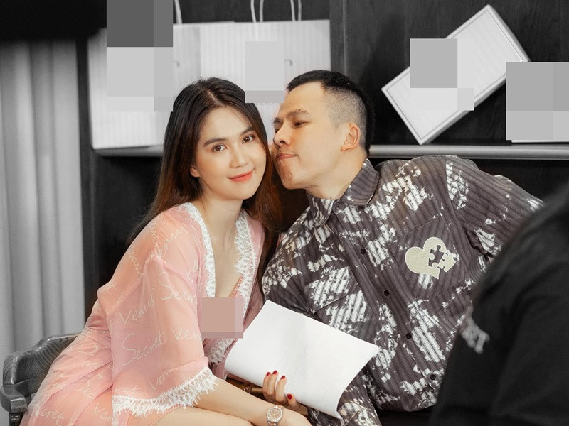 Cặp ông bầu - chân dài này từng có thời gian giận hờn nhưng sau đó thân thiết trở lại.