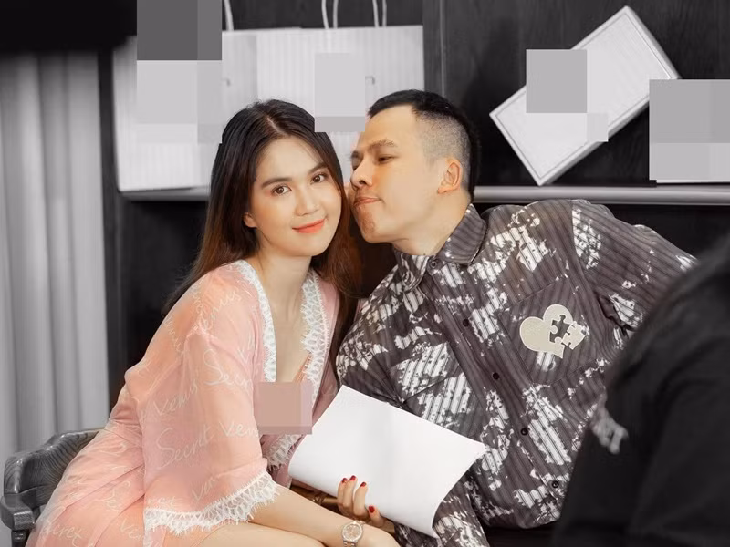 Cặp ông bầu - chân dài này từng có thời gian giận hờn nhưng sau đó thân thiết trở lại.