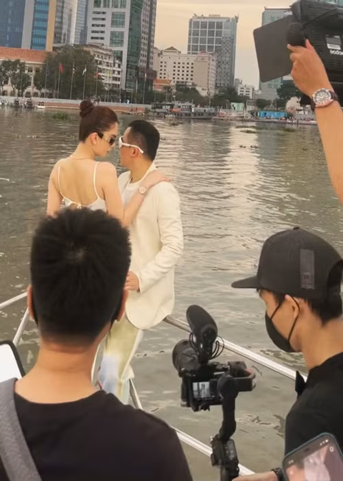 Đầu tháng 12/2021, ông trùm chân dài đăng tải khoảnh khắc tình cảm bên Ngọc Trinh kèm theo thông báo “Đám cưới trong tháng sau”.